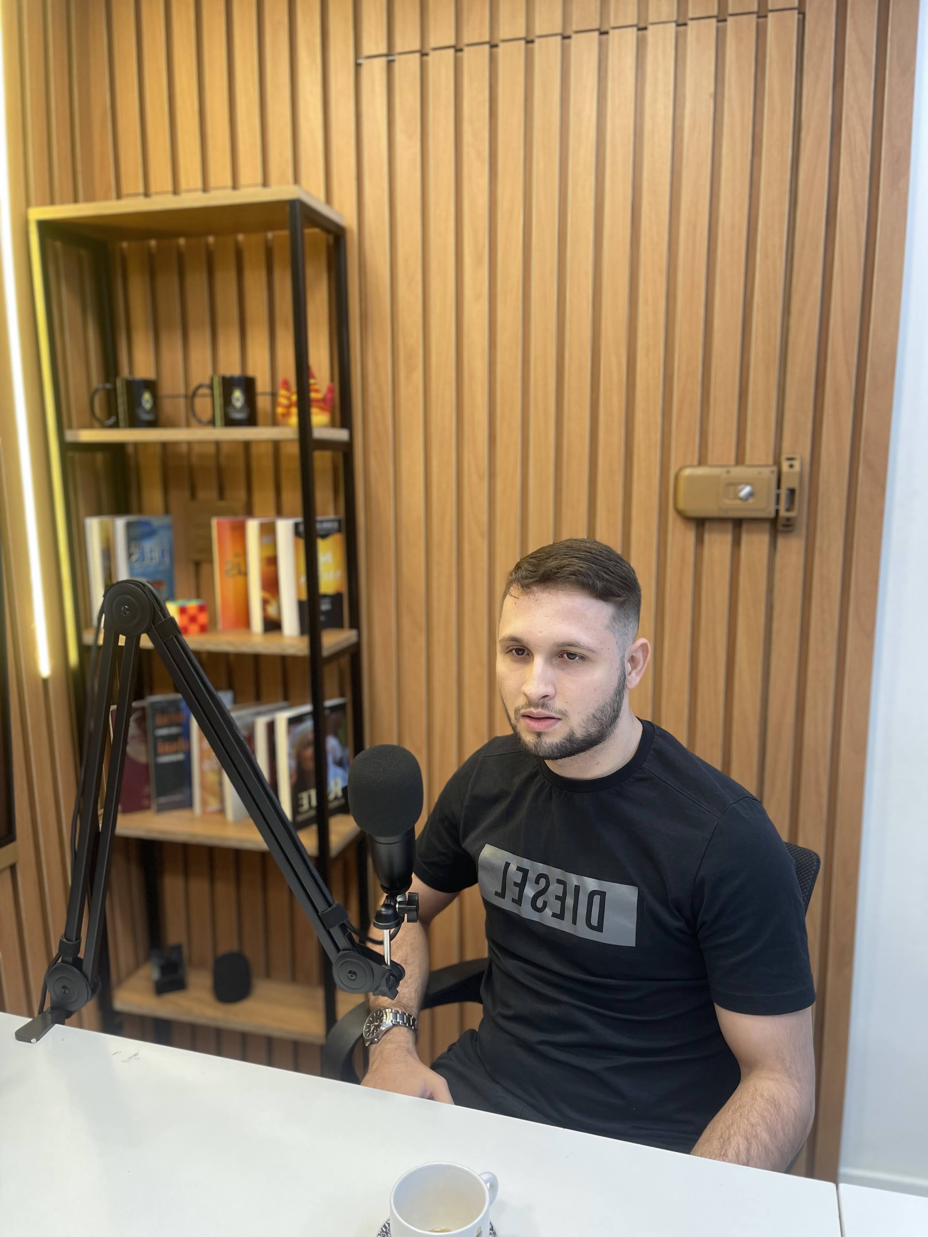 Kauan Leandro em estúdio